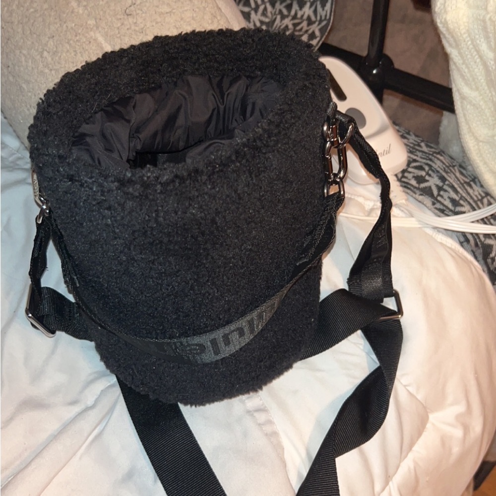 Lulu lemon fuzzy crossbody bucket bag